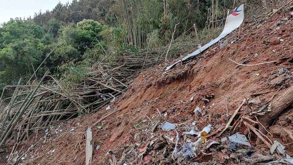 Sin rastro de sobrevivientes tras accidente de avión en China