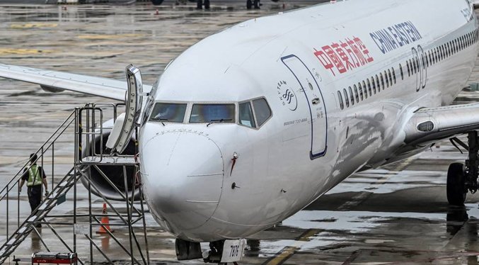 Avión con 132 personas a bordo se estrella en China