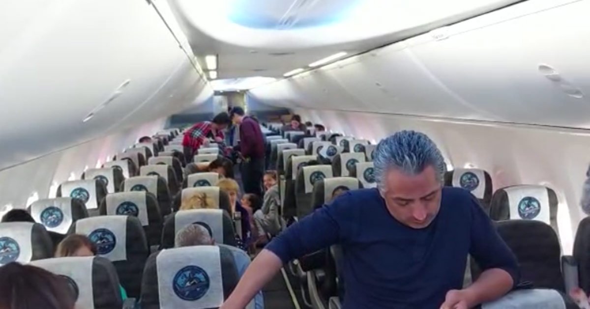 Avión con mexicanos que huyeron de Ucrania en camino a la CdMx
