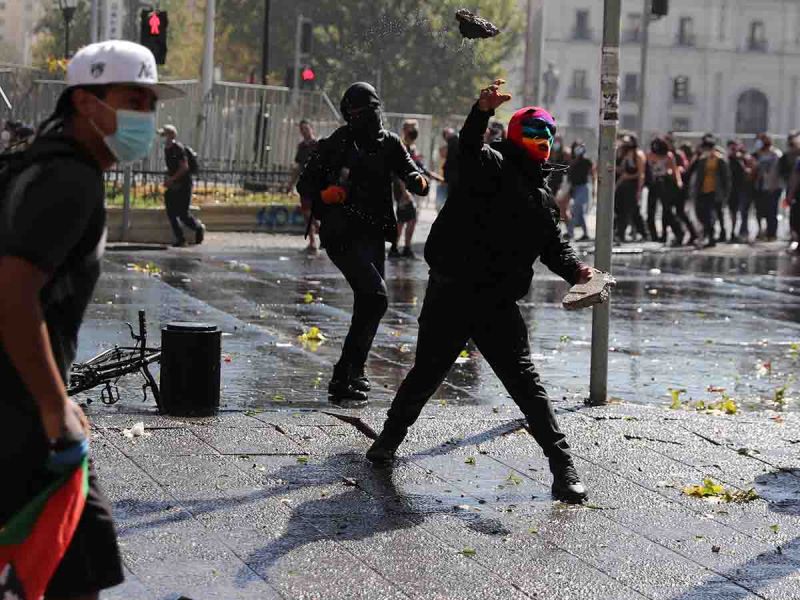 Balean a joven durante marcha estudiantil en Chile