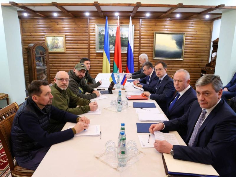 Ucrania y Rusia reanudan negociaciones; abordan corredores humanitarios
