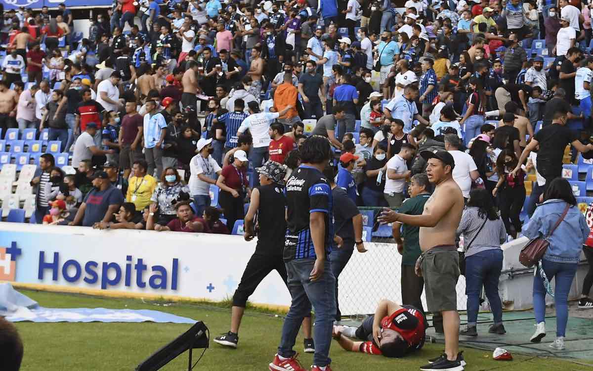 Suman 17 detenciones tras riña en estadio de Querétaro; uno se entregó