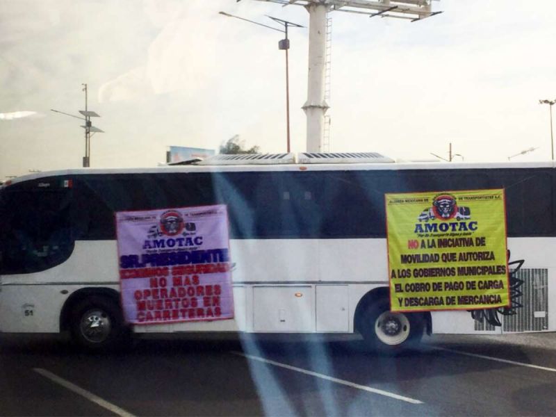 Transportistas bloquean en forma parcial autopista México-Pachuca; generan caos vial