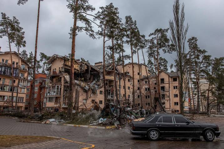 Fallece niña de seis años deshidratada bajo su casa destruida en Ucrania