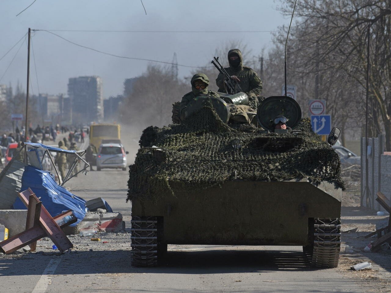 Ucrania denuncia bombardeo ruso en escuela de Mariupol donde se refugiaban 400 personas