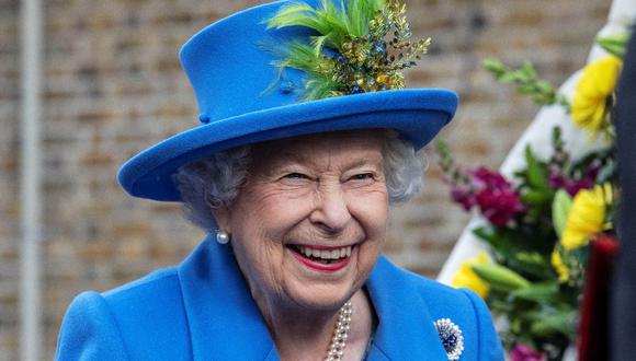 Reina Isabel II retoma sus actividades tras contagio por covid-19