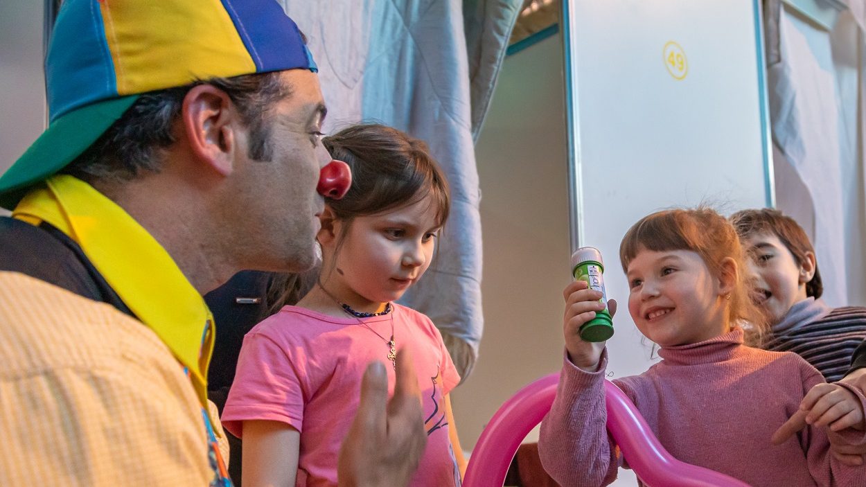 En Ucrania, Marco alegra la vida de los pequeños niños que tuvieron que huir de sus casas por la guerra