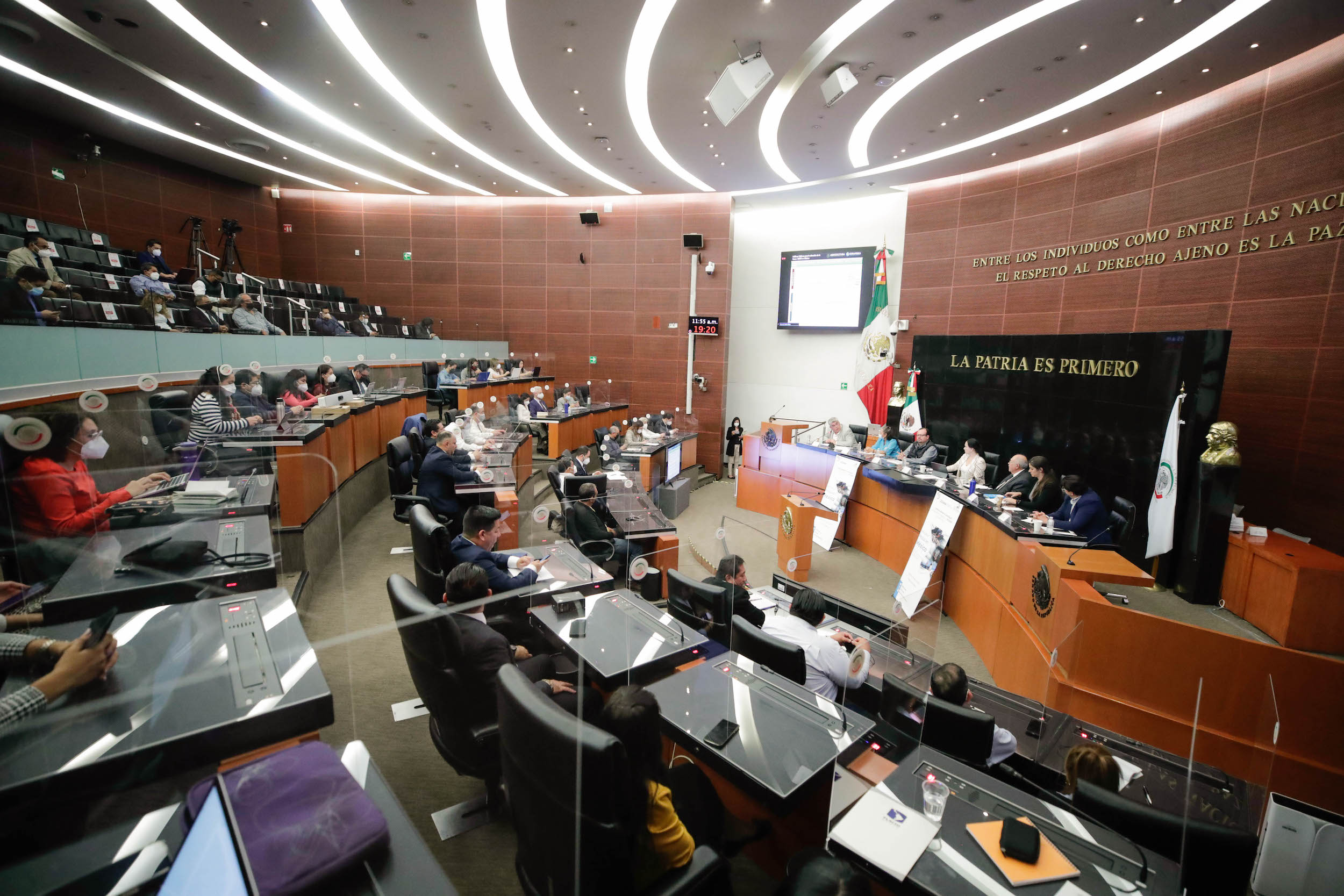 Senadoras se suman al paro nacional de mujeres; ausencia obliga a posponer sesión