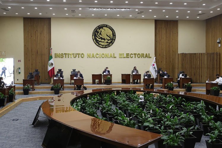 Comisión de Quejas del INE dicta medidas cautelares contra AMLO por revocación