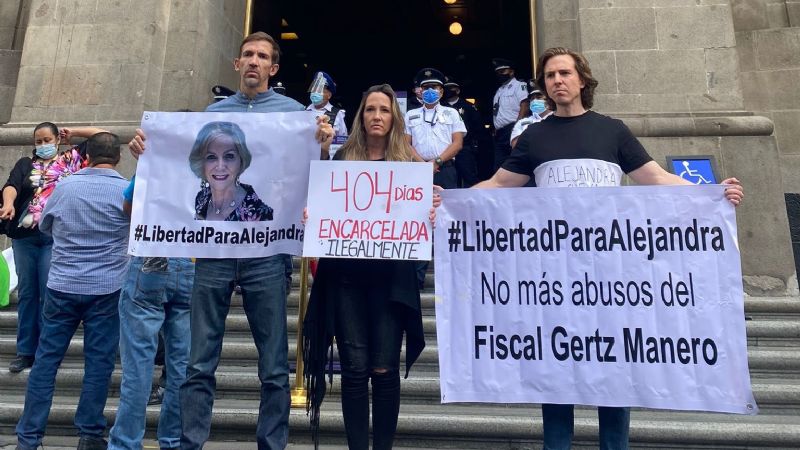Familia de Alejandra Cuevas y Laura Morán piden a la SCJN proceso en libertad tras filtración de Gertz Manero