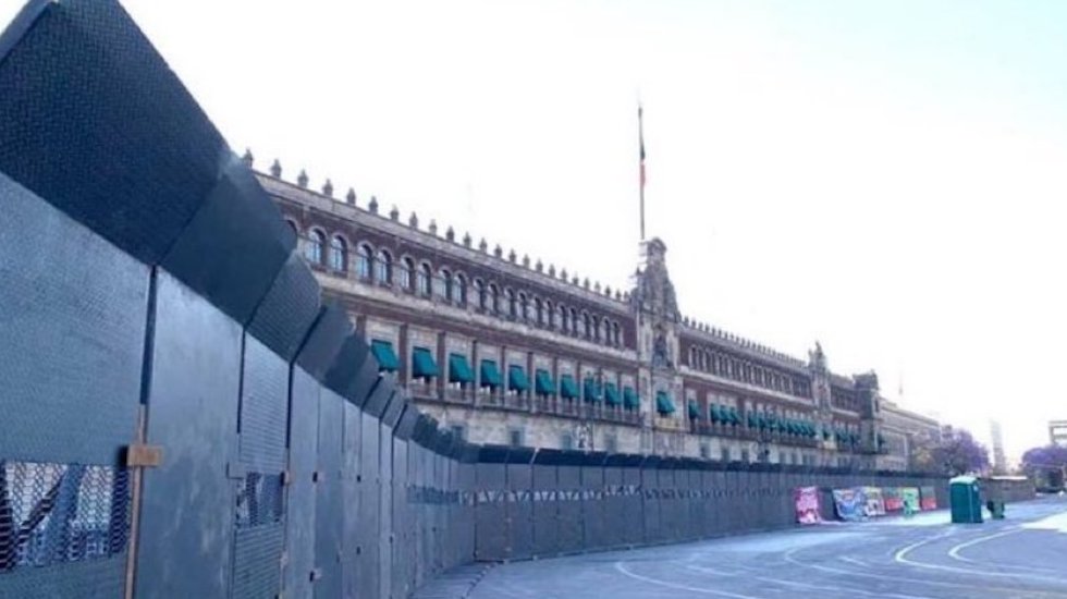 Previo a manifestaciones del 8M, blindan Palacio Nacional