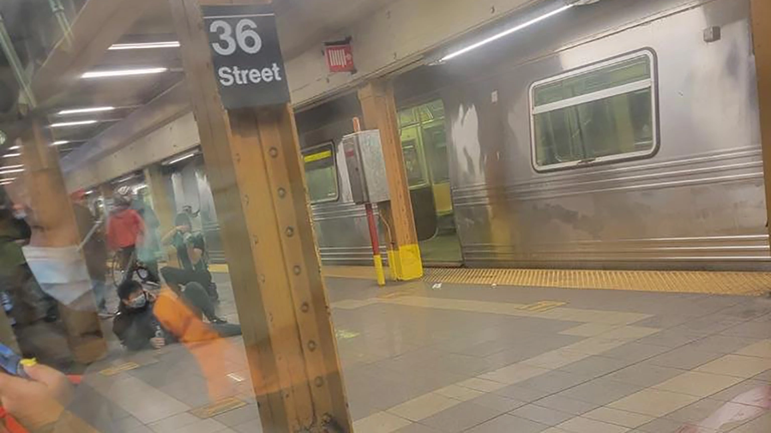 Tiroteo en metro de Brooklyn deja al menos 16 heridos