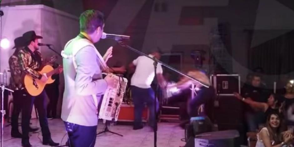 Hombre apuñala a mujer en pleno concierto de Paco Barrón y sus Norteños Clan