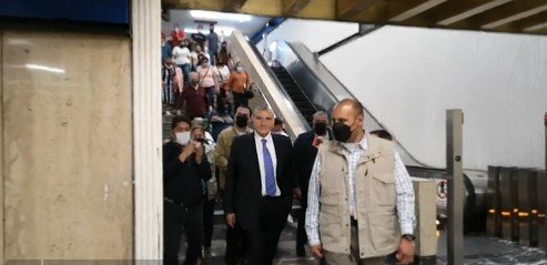 Adán Augusto López se refugia en el Metro para evitar preguntas tras polémica del avión de la Guardia Nacional￼