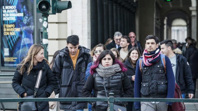 Italia elimina uso de pase sanitario; mantiene uso de cubrebocas en cines y transporte
