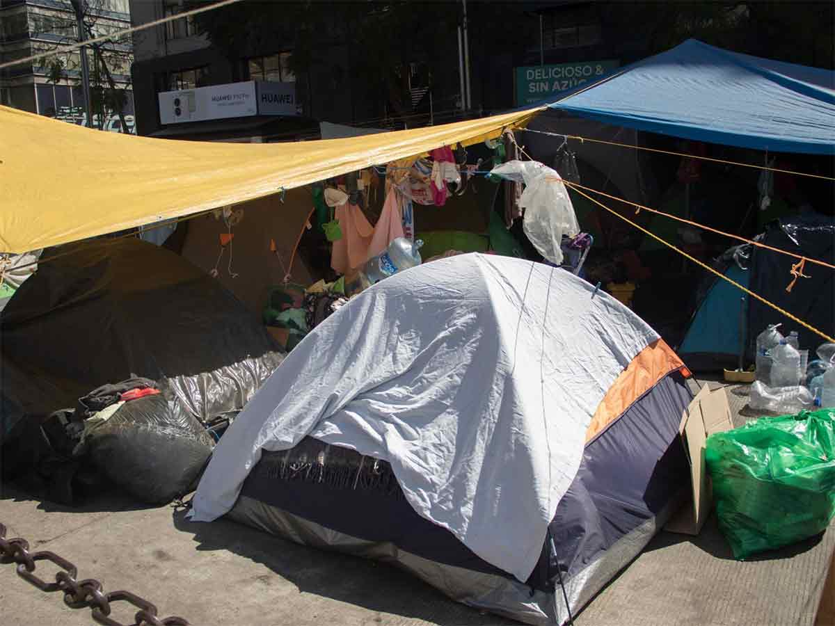 En CdMx, reubican plantón de vendedores triquis tras más de un año de protesta