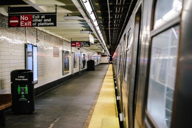 Hallan dos cadáveres en vías del metro de Nueva York