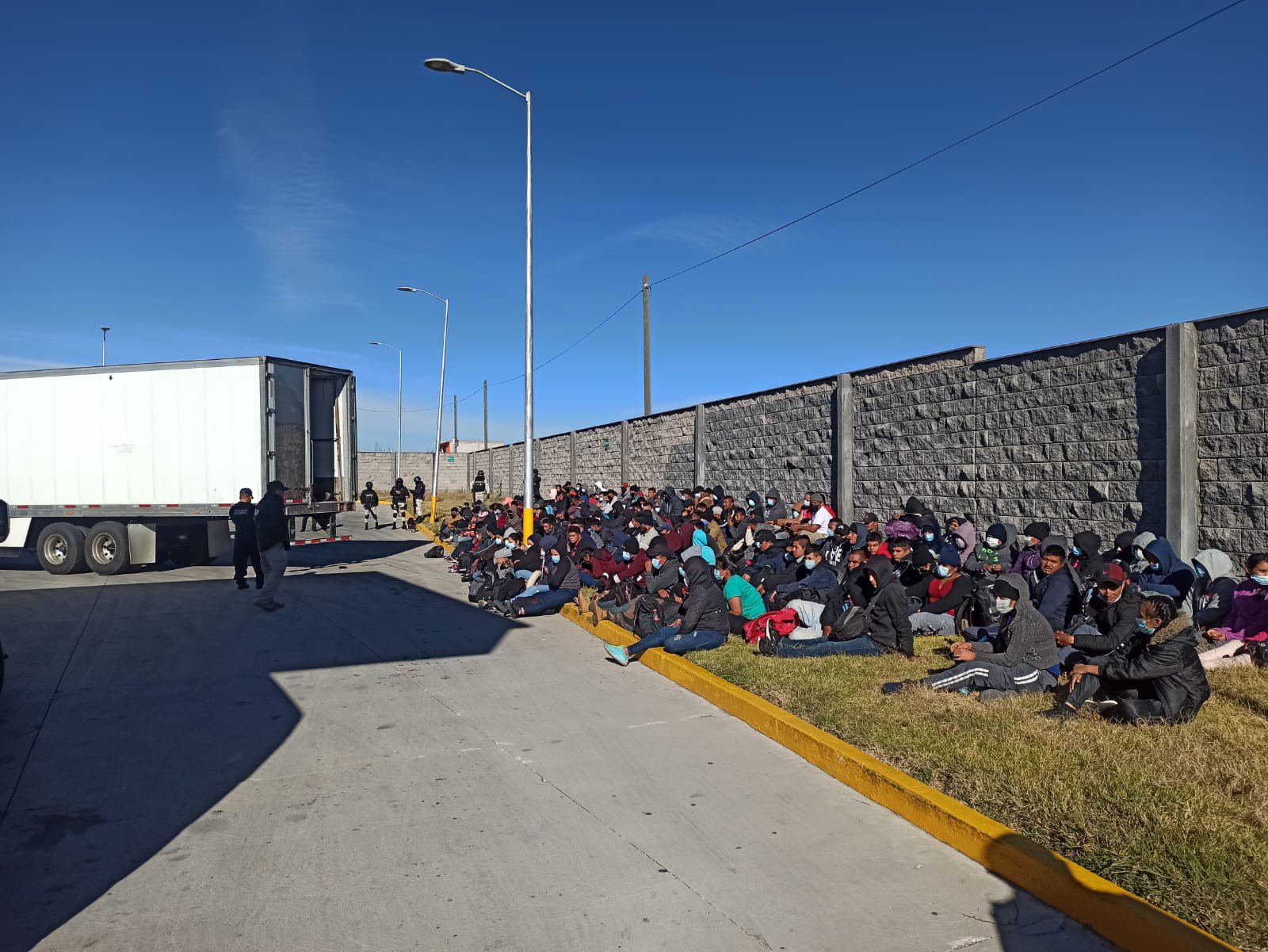 Rescatan a 92 migrantes, 19 menores, que iban hacinados en un tráiler en Coahuila