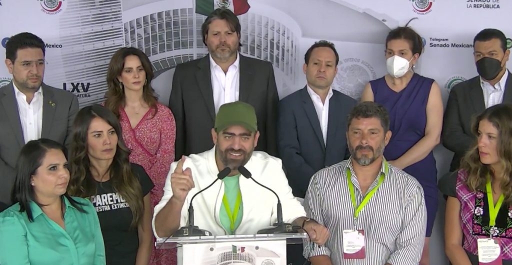 Se reúnen activistas de #SélvameDelTren con senadores