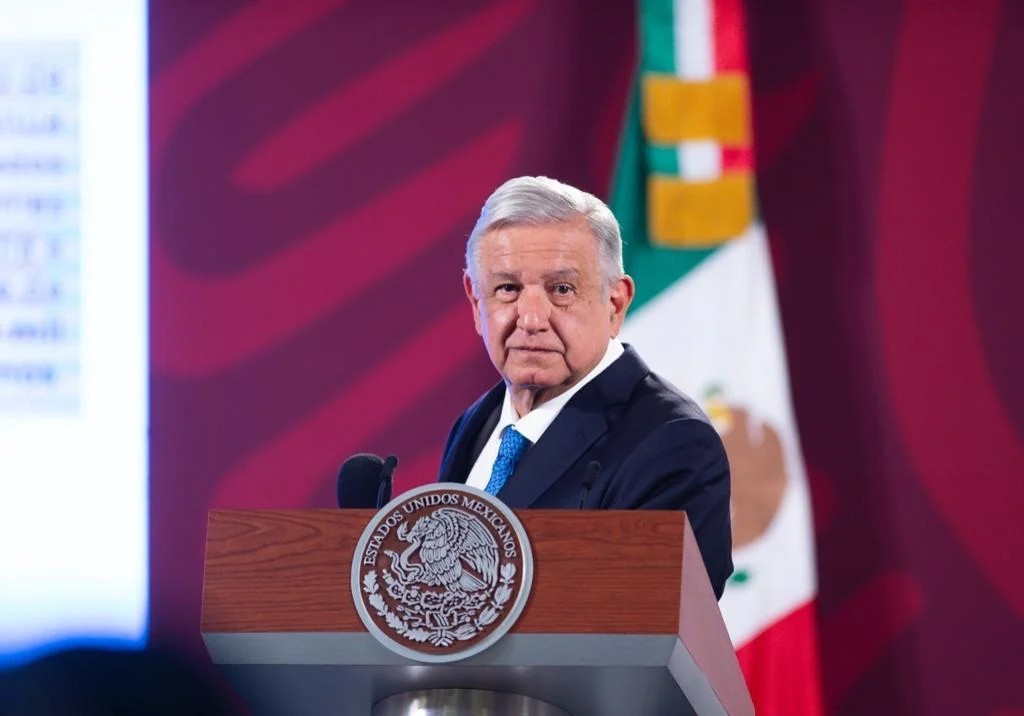 Desecha AMLO en definitiva NOM-236 sobre verificación vehicular  