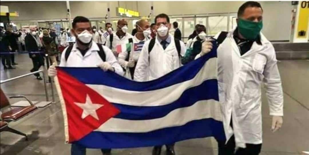 Admite juez federal amparo contra la contratación de médicos cubanos