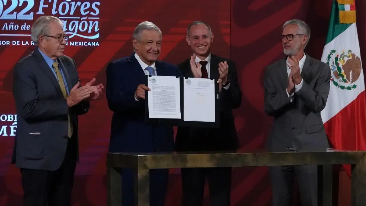 Firma AMLO decreto que prohíbe venta de cigarros electrónicos y vapeadores