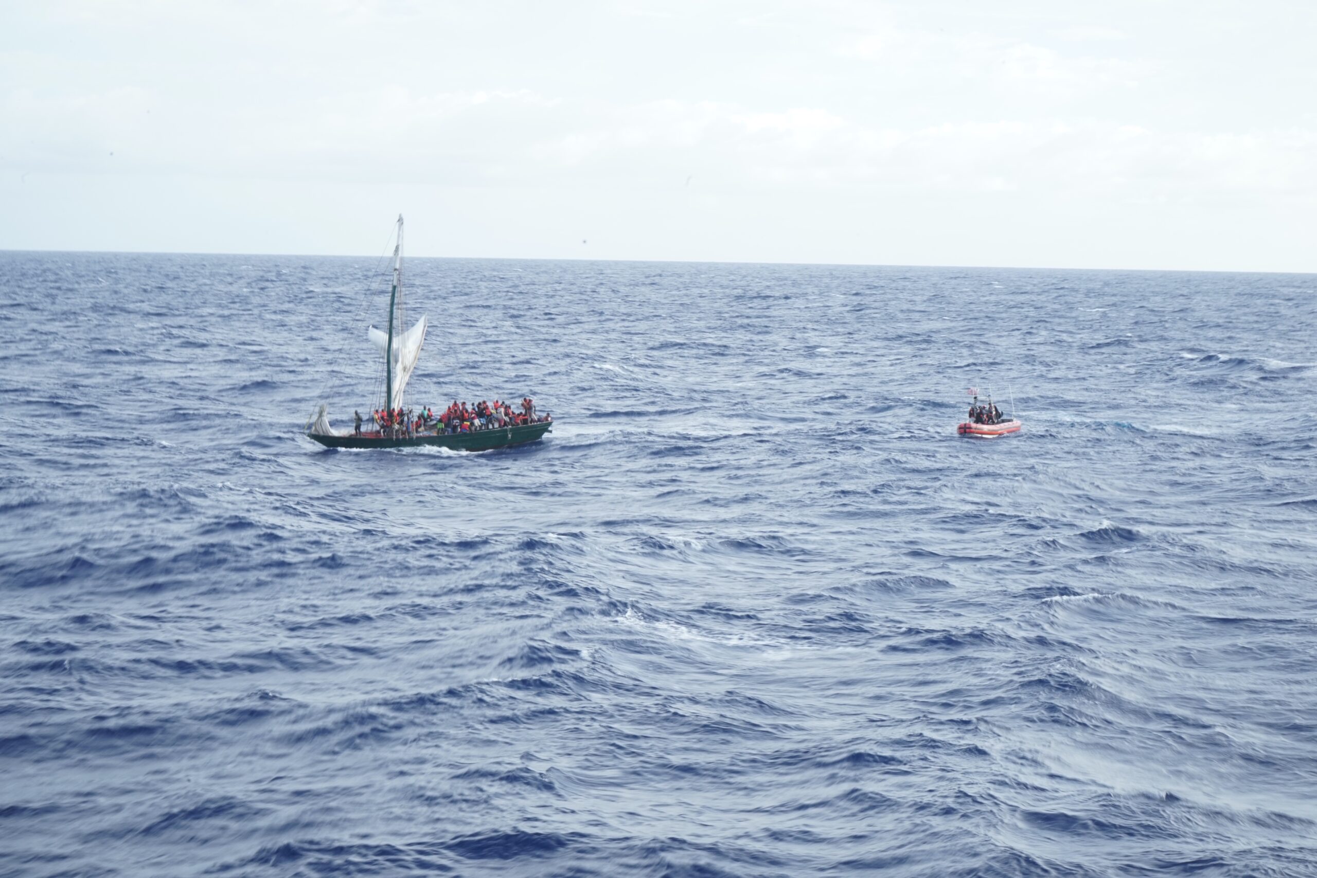 Migrantes intensifican uso de rutas marítimas para ir a EU