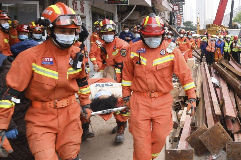 Rescatan con vida a dos personas tras 50 horas de desplome en edificio de China