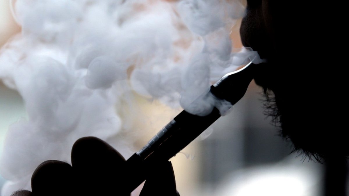 Critican alerta contra vapeadores por incitar consumo de tabaco tradicional