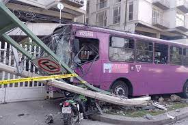 Reportan 21 heridos tras choque entre camión y tres autos sobre División del Norte