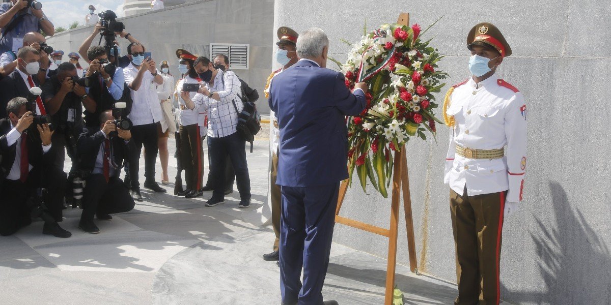 AMLO coloca ofrenda floral en honor a José Martí, independentista cubano