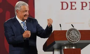 AMLO revisará prohibición de Uber y Didi para operar en AICM