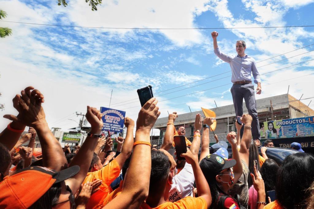 Guaidó es recibido en estado del oeste venezolano entre vítores e insultos