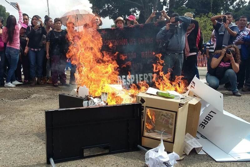 Consejeros del INE exigen castigo a pobladores que quemaron urnas en Oaxaca