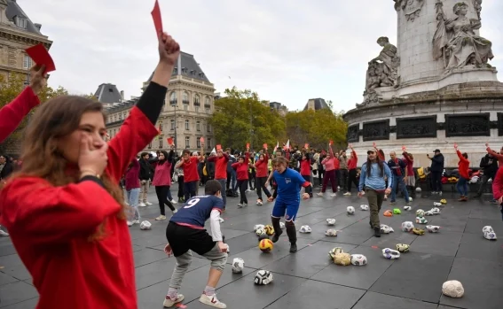 «La FIFA mata»: realizan protestas en París contra el Mundial de Qatar