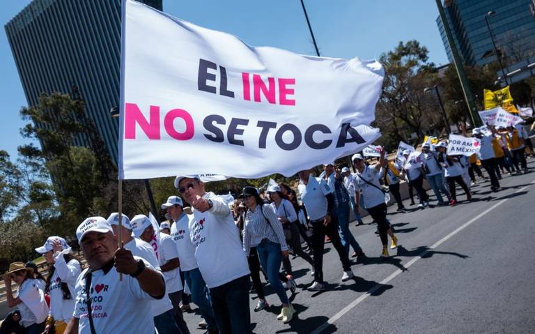«No somos narcos, somos ciudadanos», gritan en Palacio Nacional blindado con vallas