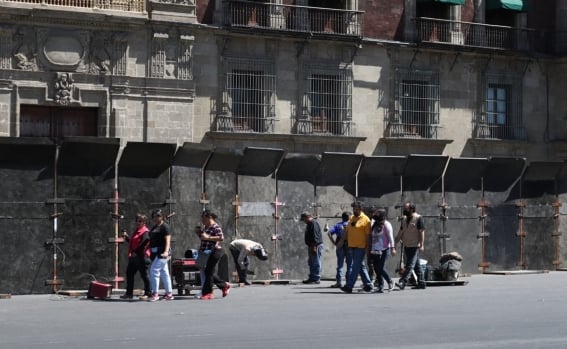 Blindan con vallas metálicas Palacio Nacional previo a marcha en defensa del INE