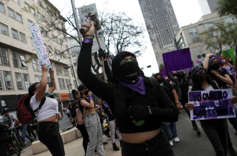 Mujeres encapuchas se congregan en Bellas Artes para protestar y demandar la investigación de un posible caso de violación.