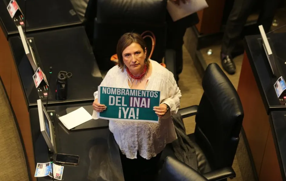 Senadores del PAN desocupan tribuna del Senado luego de compromiso de diálogo con Monreal.