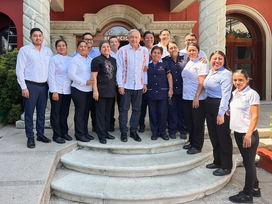 Estrené guayabera y me sentí galán: la gira de trabajo de AMLO por Tehuantepec