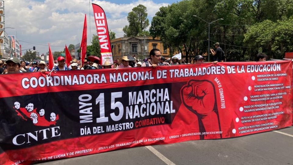 Marcha el CNTE: es insuficiente el aumento salarial del 8.3%