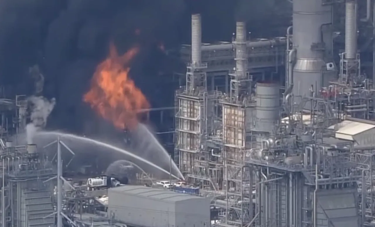 Equipo de emergencia de Pemex brinda ayuda en incendio de refinería conjunta con Shell