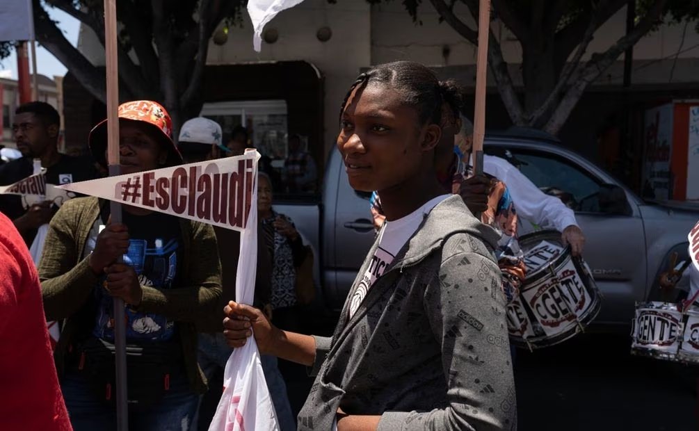 Sindicalistas y migrantes haitianos dan una cálida bienvenida a Claudia Sheinbaum en ciudad fronteriza.