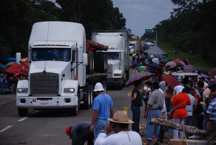 Camioneros varados debido a bloqueo de maestros en Periférico Norte