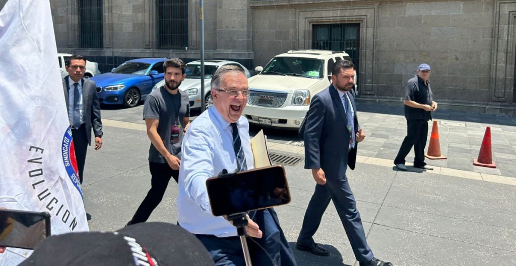 Marcelo Ebrard deja su cargo como canciller para enfocarse en la candidatura presidencial de 2024.
