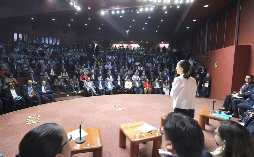 Claudia Sheinbaum ironiza sobre posiciones en el comité de campaña del Frente Amplio