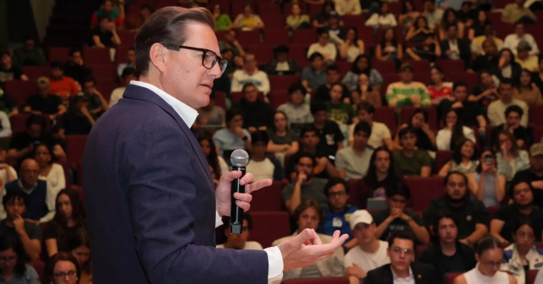 Estudiantes y Propuestas: Chertorivski Empieza su Ruta Universitaria